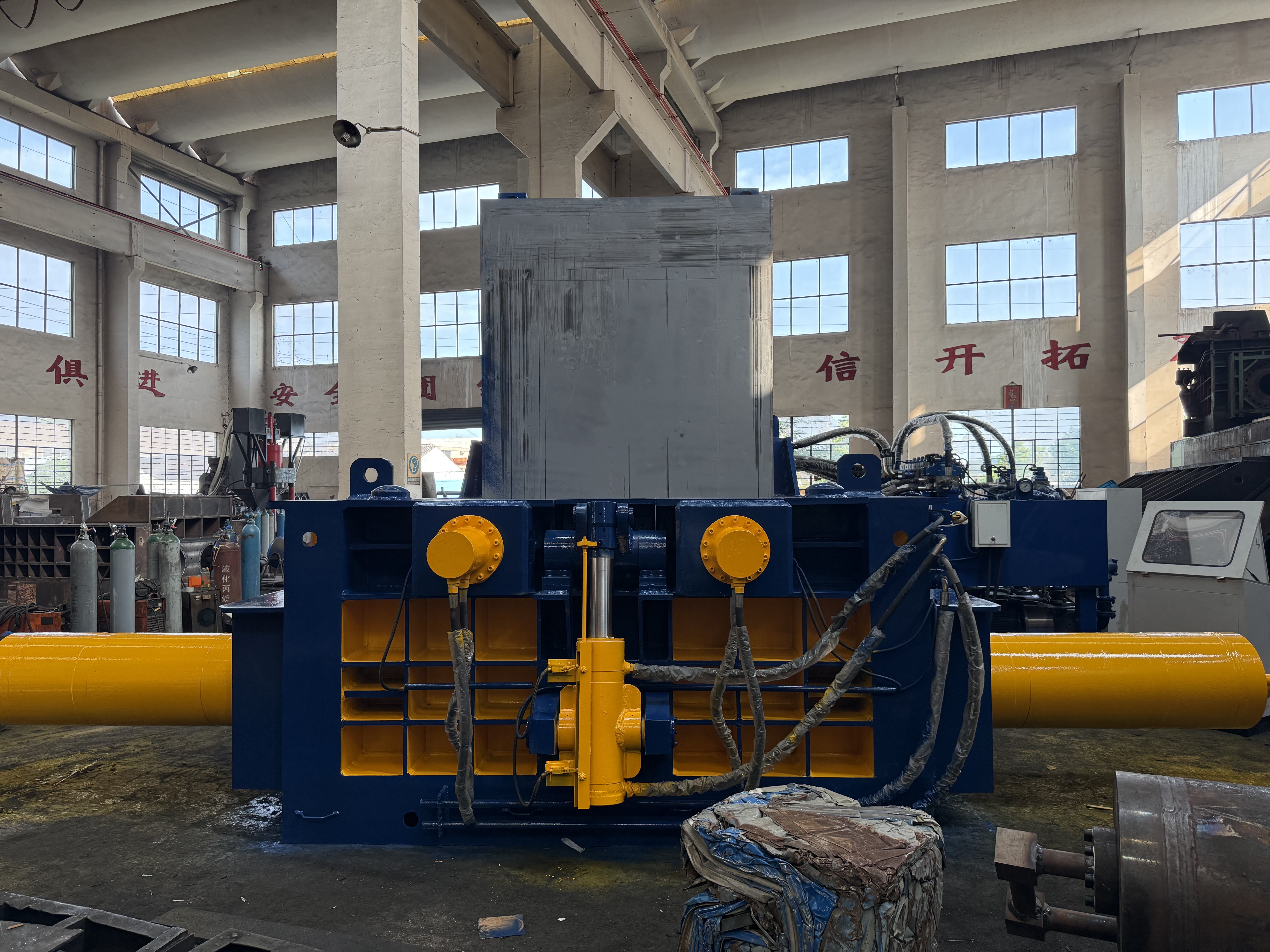 Blog công ty mới nhất về Nhà máy tái chế Ấn Độ nâng cấp sản xuất với hai máy nén kim loại thủy lực Y81-315